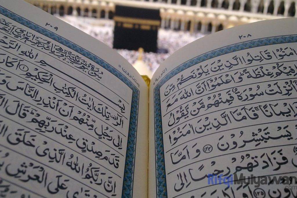 Gambar Al Quran Yang Merupakan Kitab Suci Agama Islam