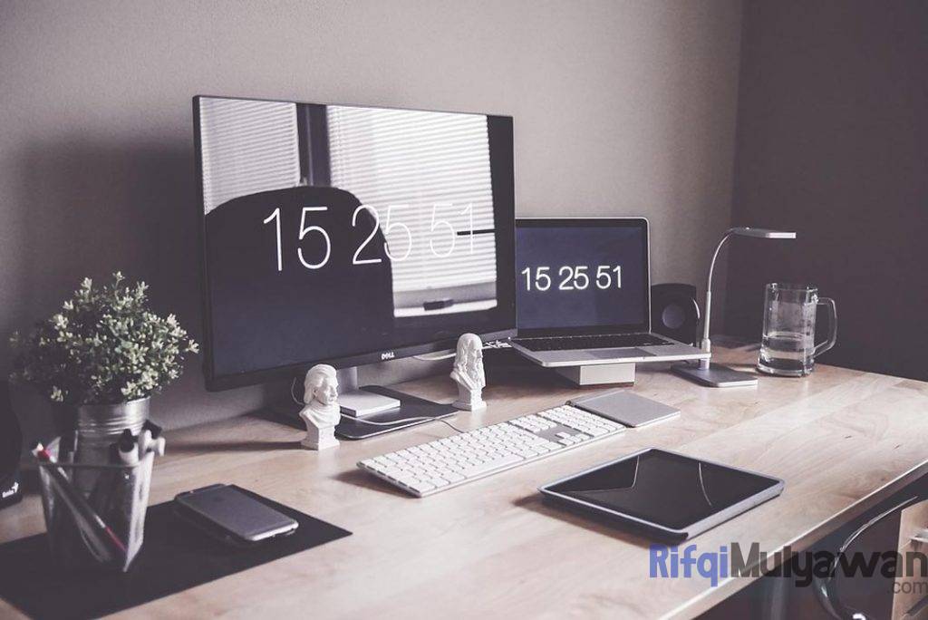 Ilustrasi Gambar Ruang Kerja Dalam Penjelasan Perbedaan Antara PC Komputer Desktop Dengan Laptop