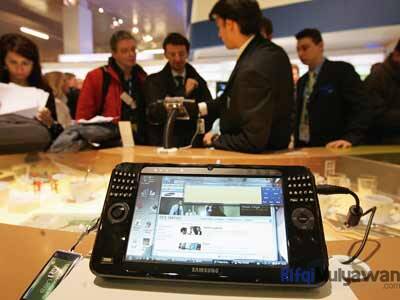 Contoh Gambar Teknologi Touch Screen Atau Layar Sentuh Komputer