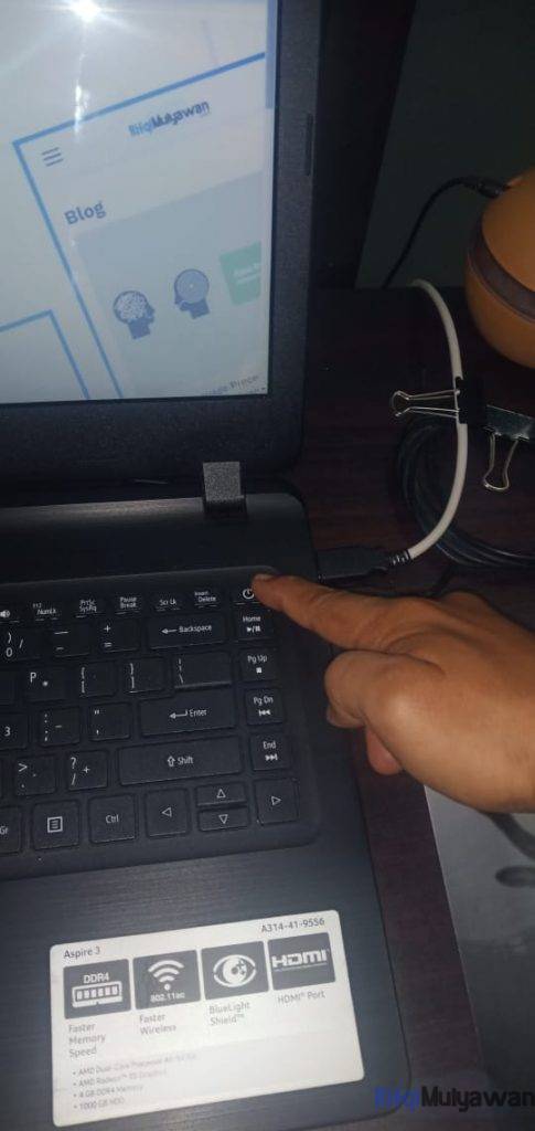 Gambar Cara Mematikan Komputer Windows Atau MacOS Yang Hang Atau Tekang Dengan Menekan Lama Tombol Power On