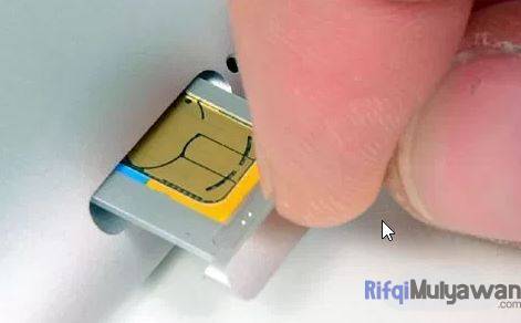 Gambar Dalam Lepas Kemudian Pasang Kembali SIM Card Atau Kartu SIM Anda Dalam Cara Mengatasi Sinyal Ponsel HP Yang Hilang Silang Sering Hilang Lemah Dan Lemot