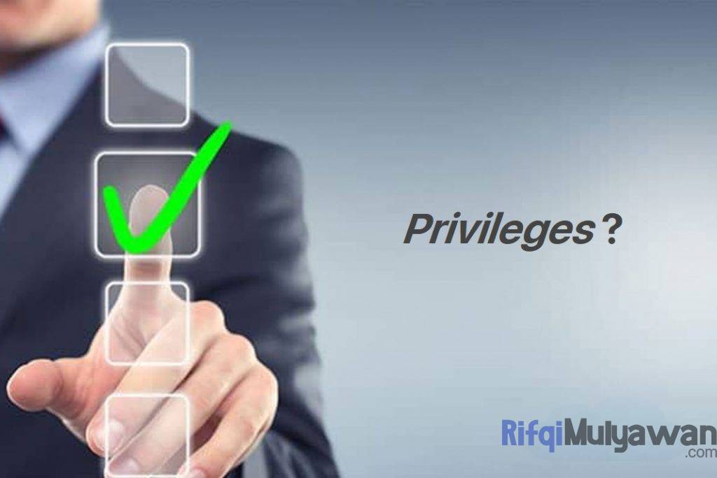 Ilustrasi Gambar Apa Yang Membedakan Arti Privilege Atau Privileges Dalam Konteks Keistimewaan Hak Akses Istimewa Teknologi Komputer Dan Sosial