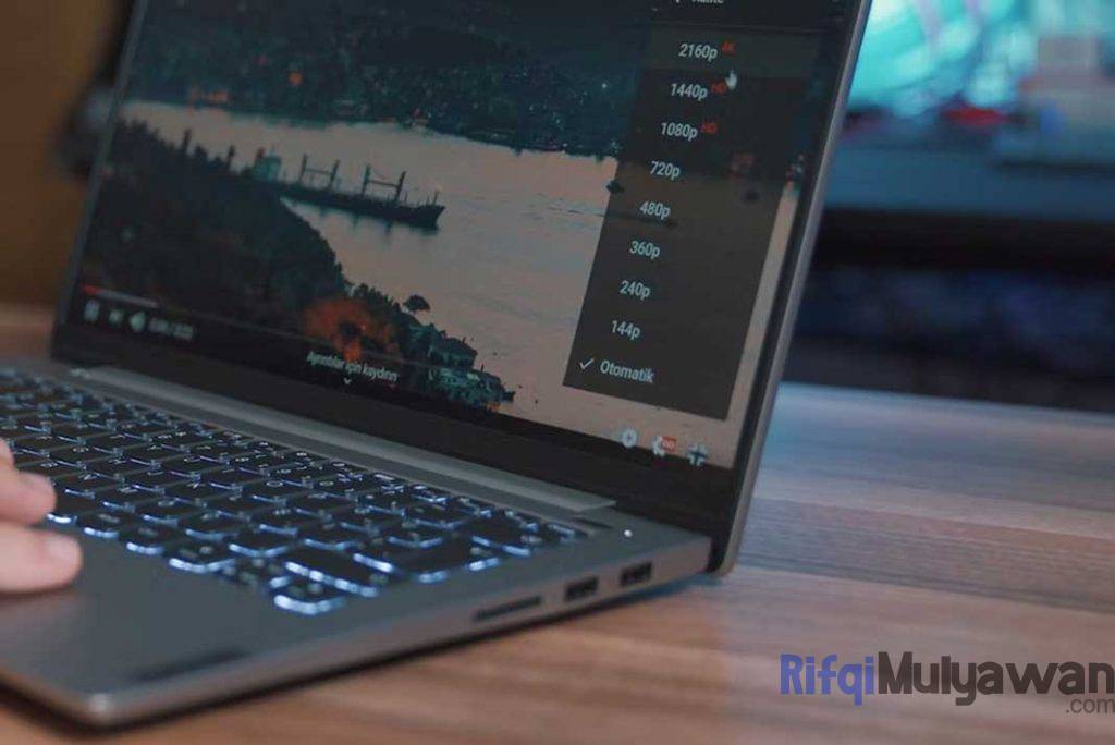 Ilustrasi Gambar Broadcast Dan Komputer Laptop Dalam Membahas Pengertian Dan Macam Macam Istilah Akronim Atau Jargon Dalam Bidang Broadcasting