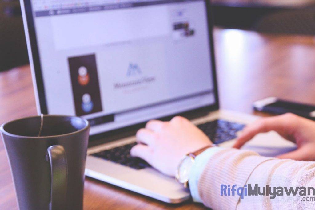 Ilustrasi Gambar Contoh Software Program Perangkat Lunak Screenwriting Dan Bagaimana Cara Langkah Memulai Menulisnya