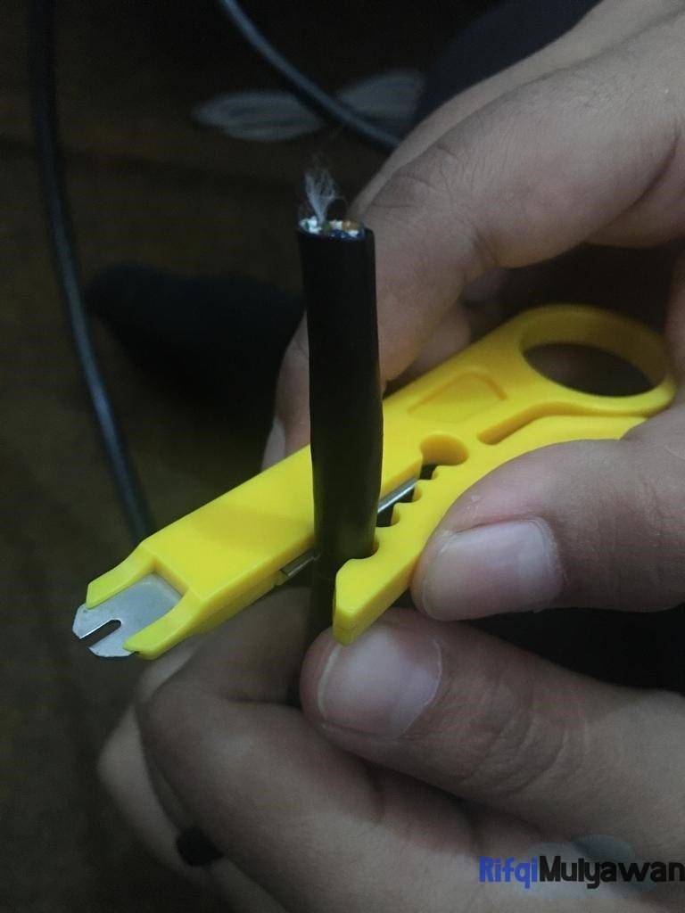 Mulai Dengan Mengupas Ujung Kabel Dalam Cara Crimping Rj45