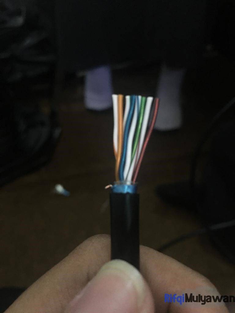 Urutkan Dan Samakan Ujung Kawat Yang Ada Dalam Kabel Dalam Cara Crimping Rj45
